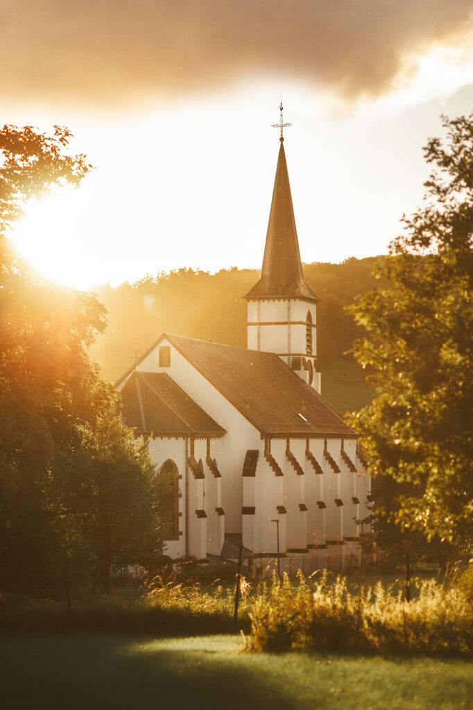 Photo d'une église au Luxembourg au coucher du soleil