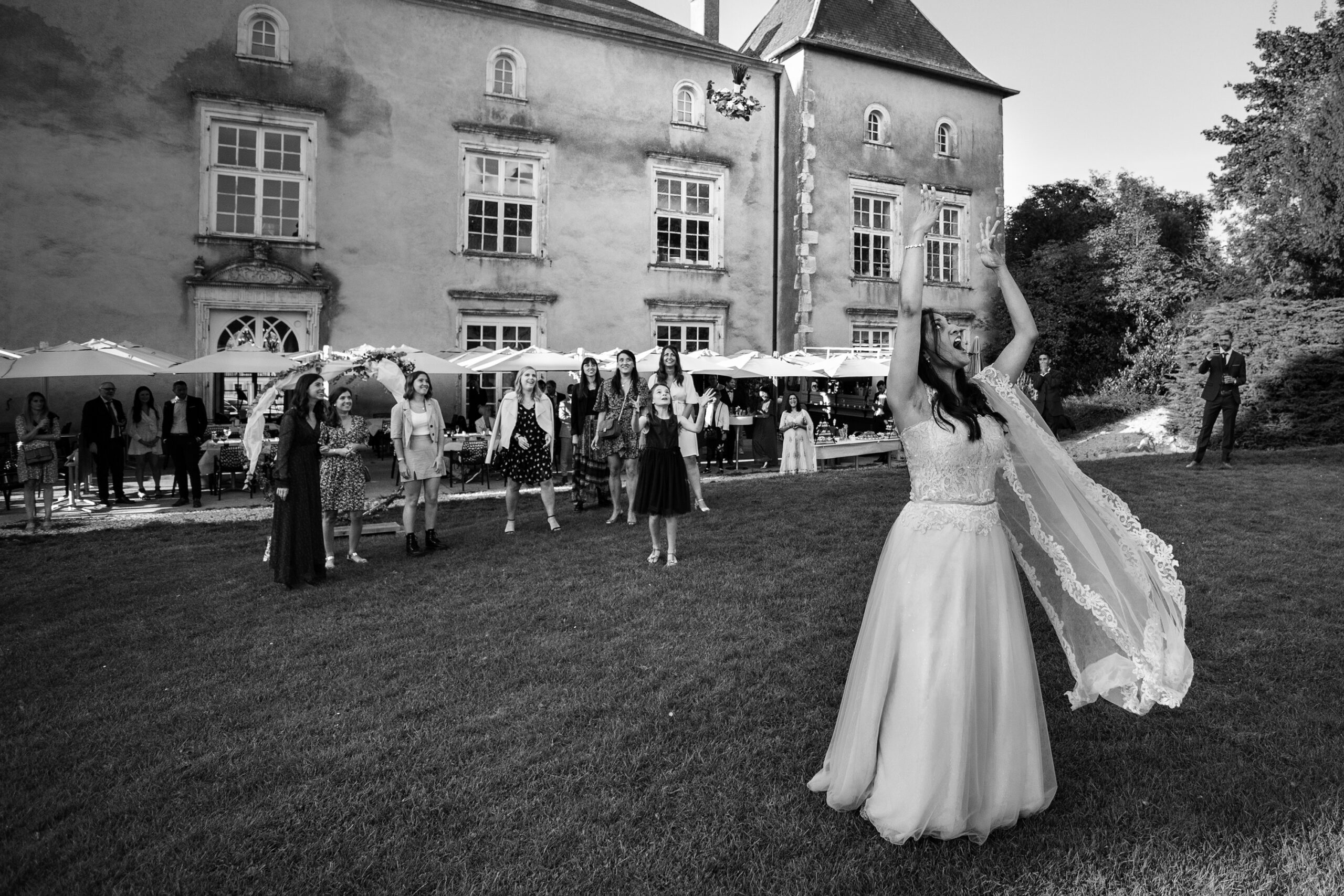 Photo d'un lancer de bouquet de la mariée