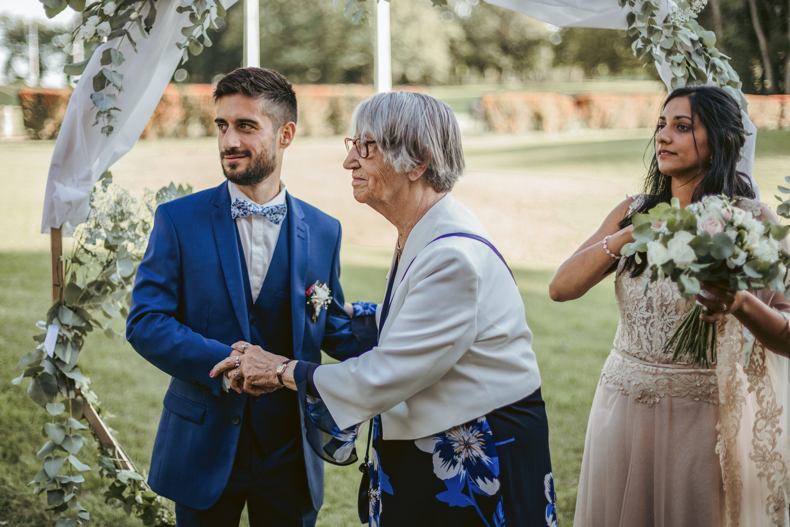 Marié tenant sa grand mère par la main