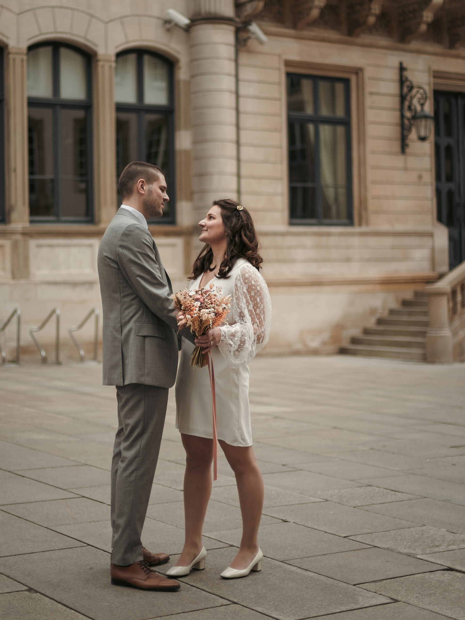 Couple de mariés au Luxembourg devant le palais du Grand Duc