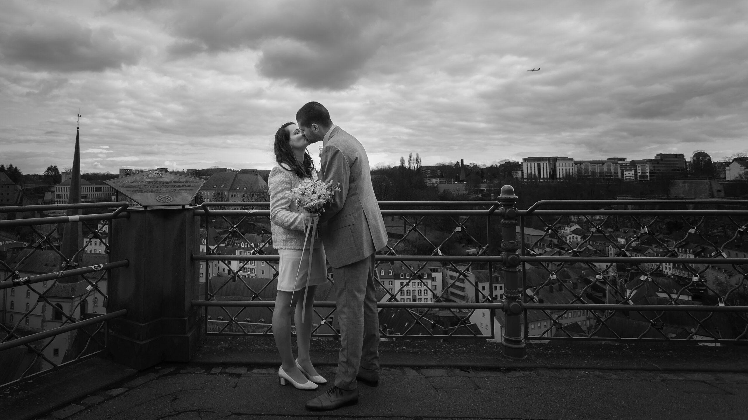 Photo en noir et blanc d'un couple s'embrassant au sommet du quartier du Grund à Luxembourg