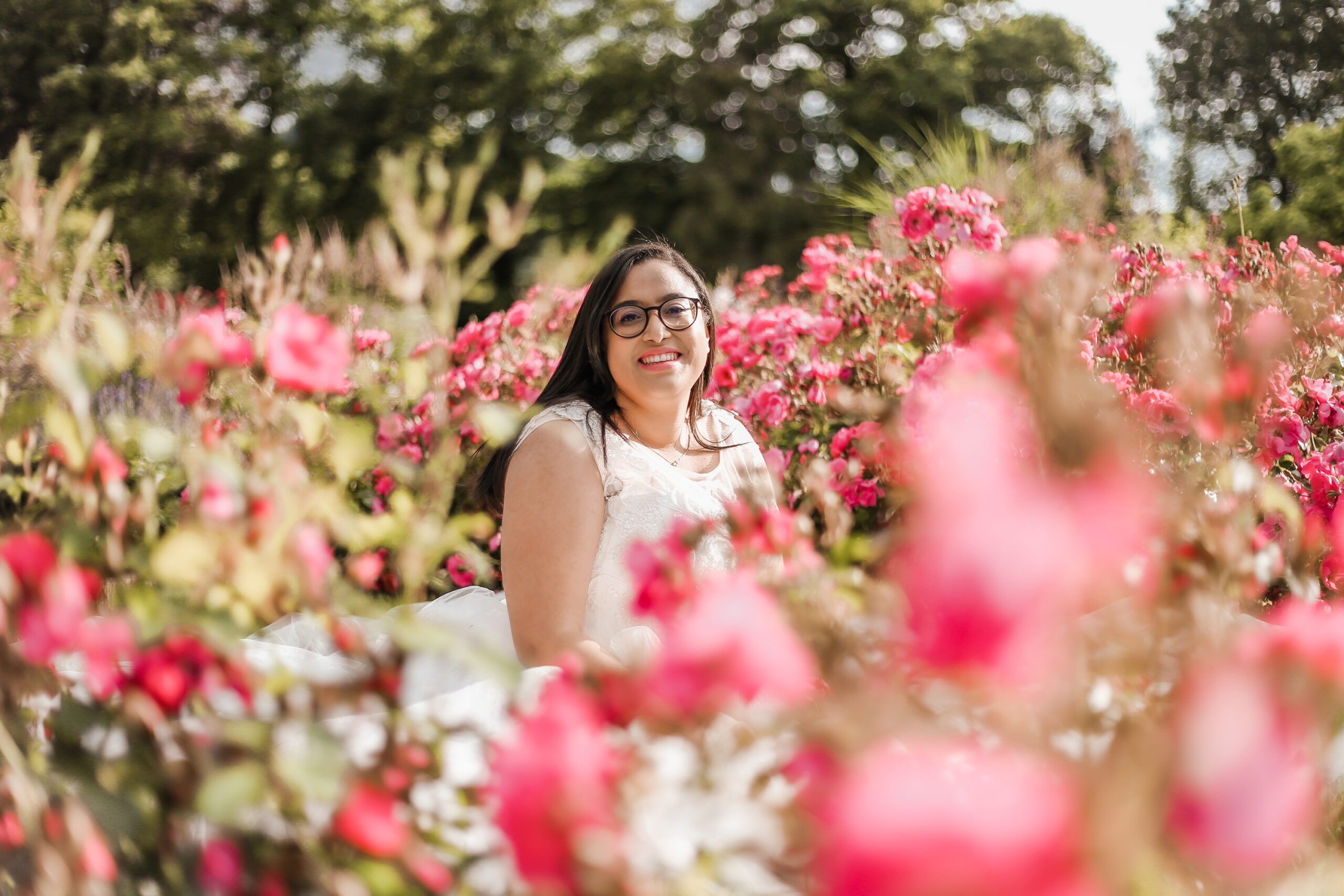 Photo d'une mariée posant au milieu des fleurs au Luxembourg