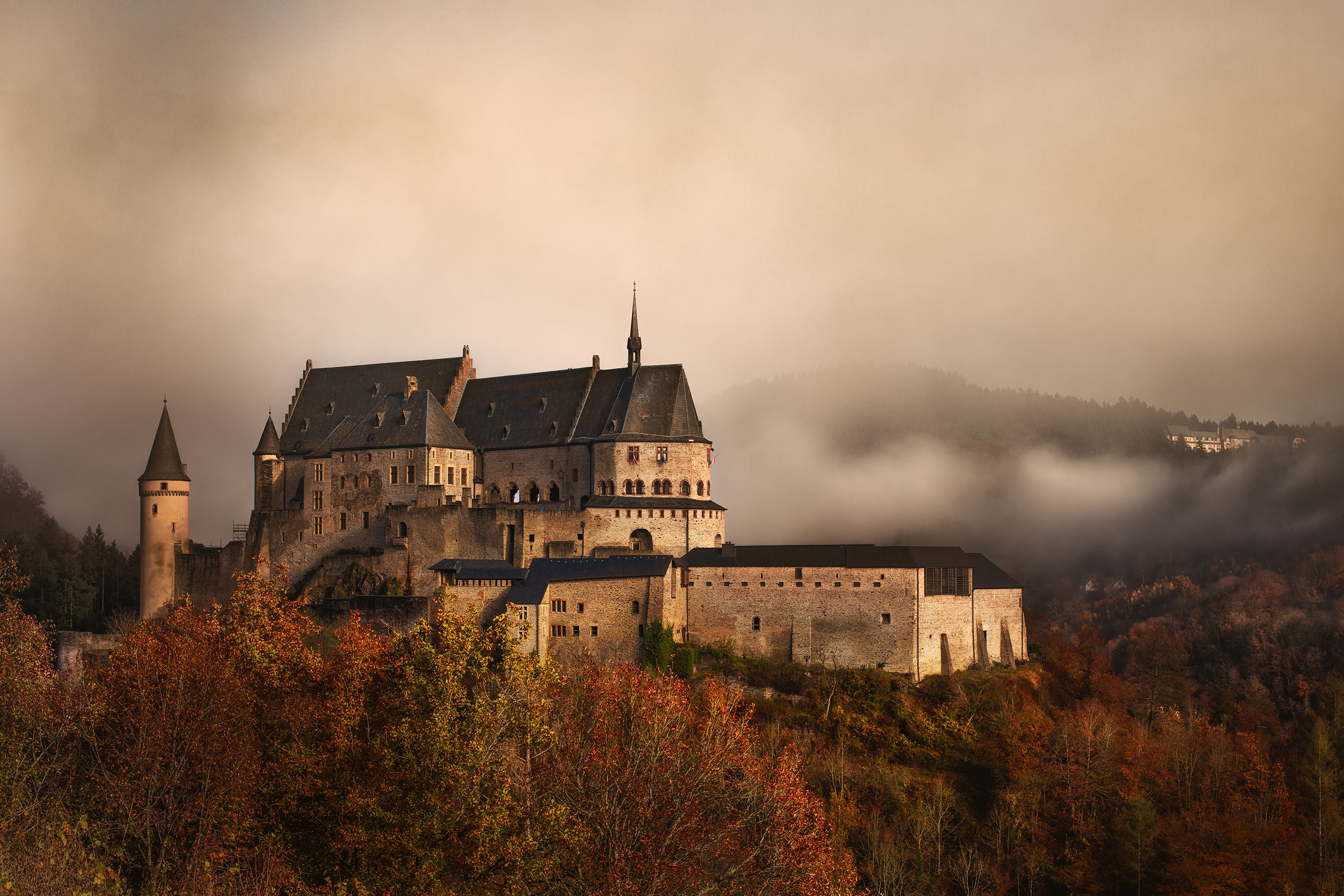 Photo du château de Vianden au Luxembourg sous la brume du matin