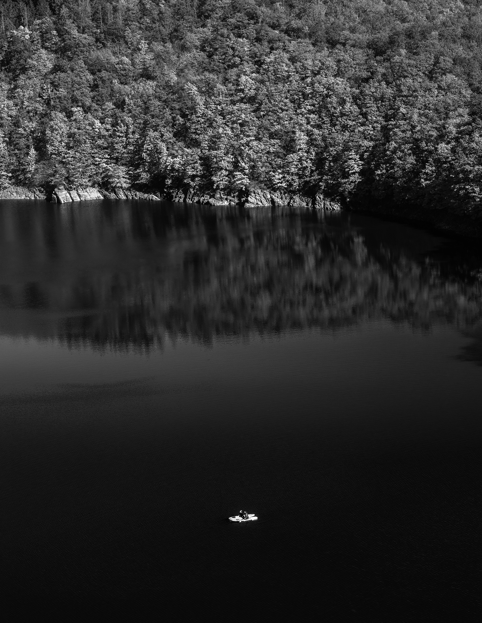 Photo noir et blanc d'un paddle sur le lac de la Haute Sûre au Luxembourg