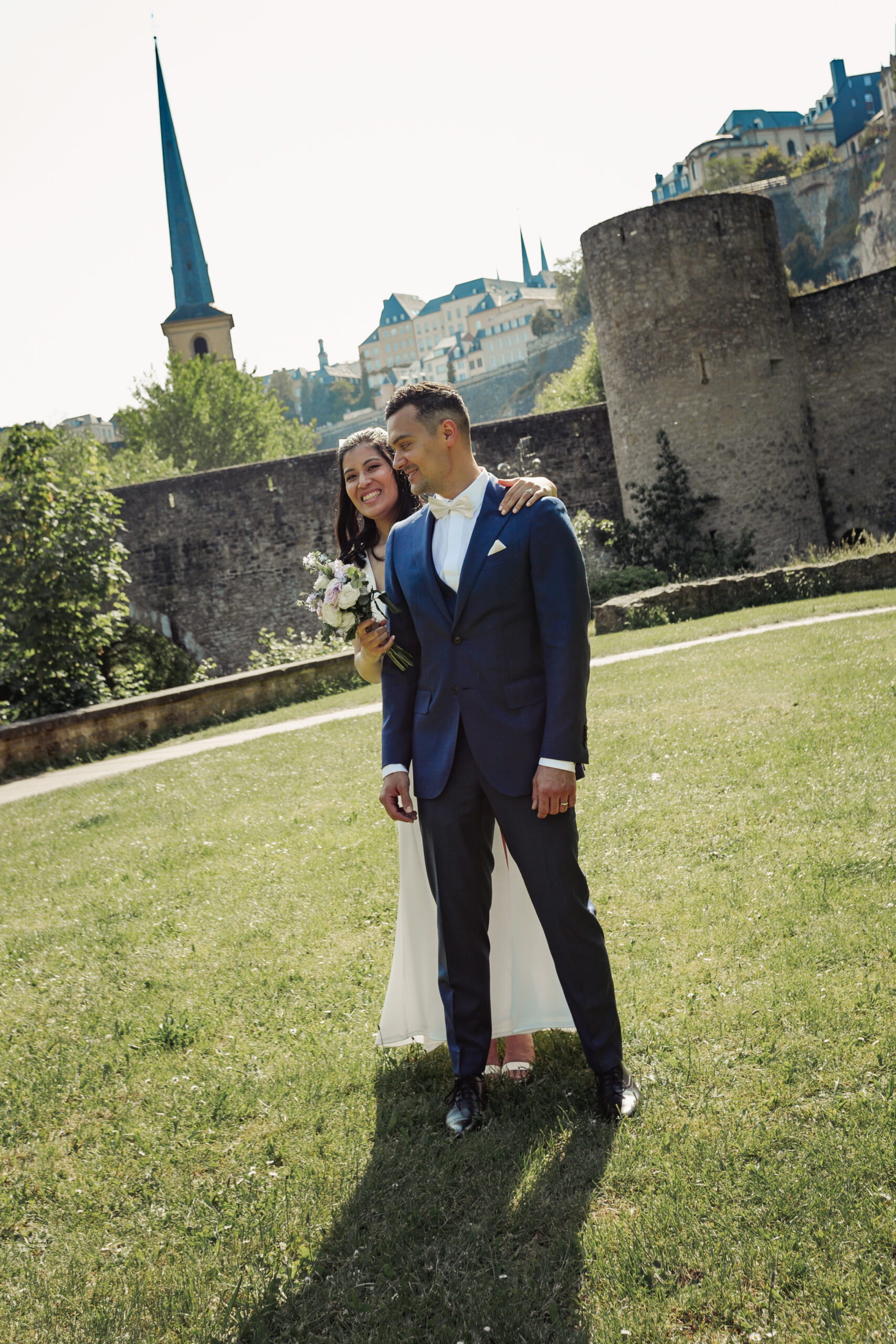 Couple de mariés posant à Clausen à Luxembourg Ville