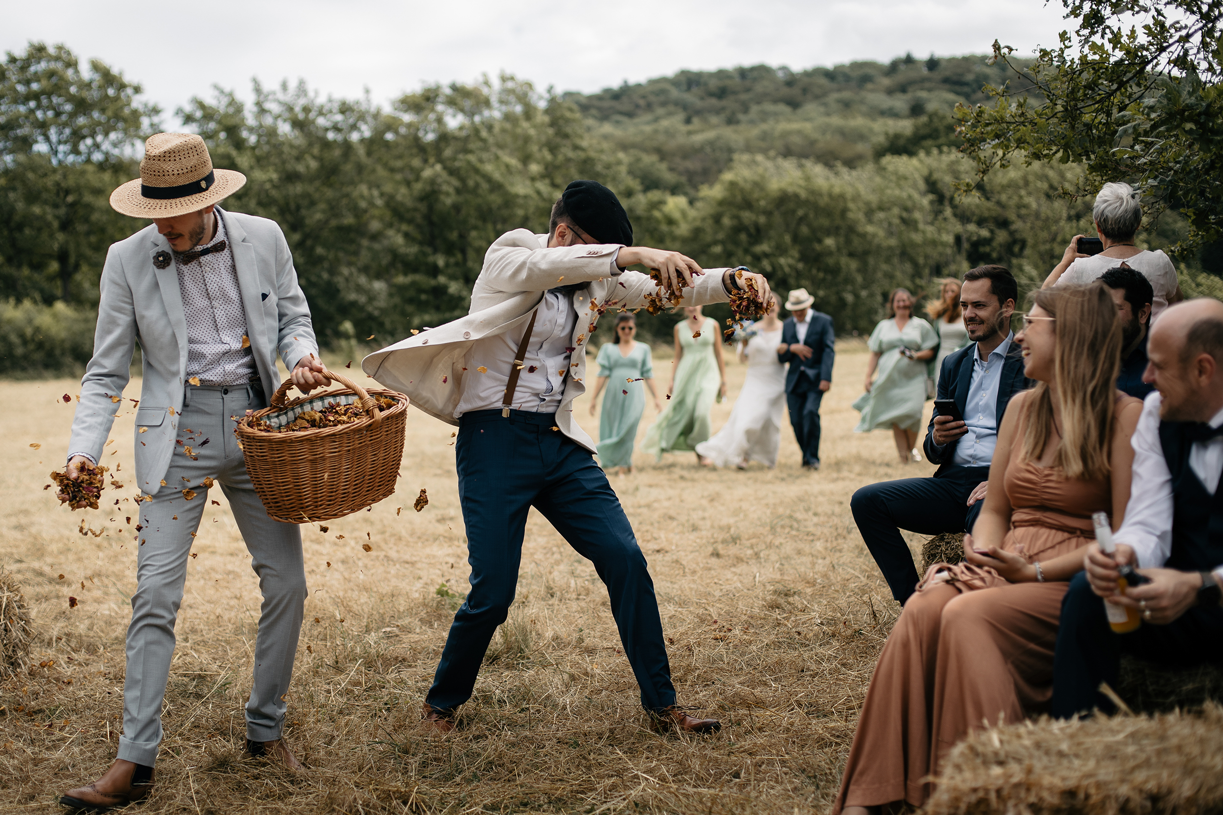 Pétales de fleurs dispersés lors d'un mariage