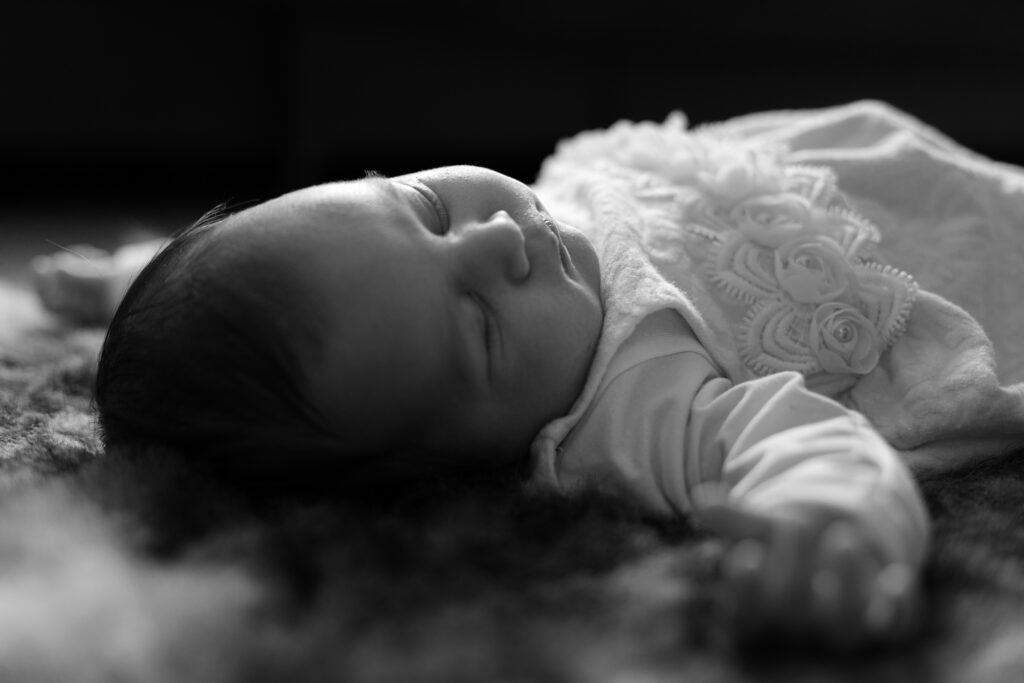 Photo de naissance noir et blanc d'un bébé endormi