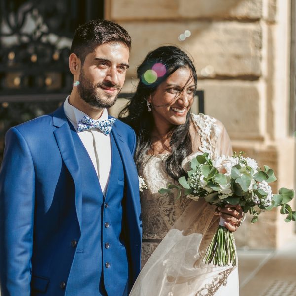 Couple de mariés tenant le bouquet en sortant de la mairie de Metz