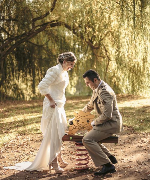 Photo d'un couple de mariés s'amusant sur des jeux pour enfants