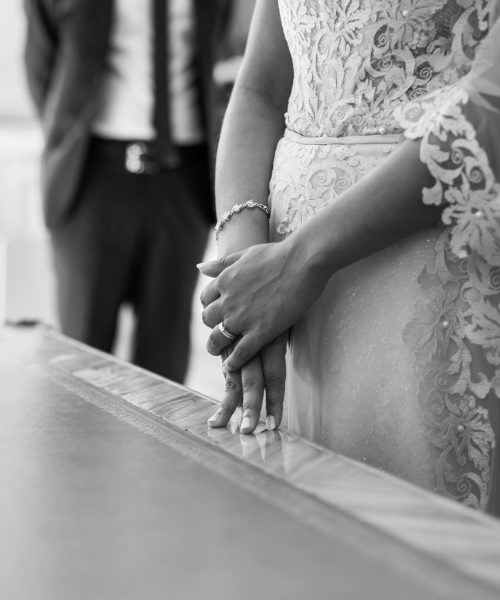 Photo des mains de la mariée lors de la cérémonie civile à Metz